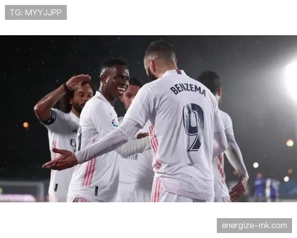 阿尔瓦雷斯 vs 本泽马：全能前锋的战术角色与进攻效率对比